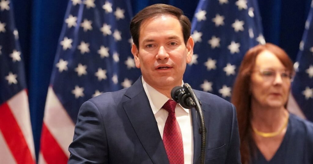 Senador Marco Rubio emitiendo un mensaje en el Día de la Independencia de Cuba.