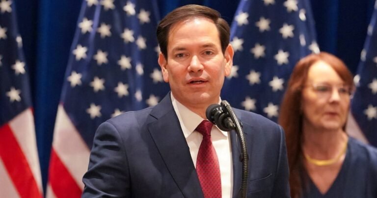 Senador Marco Rubio emitiendo un mensaje en el Día de la Independencia de Cuba.