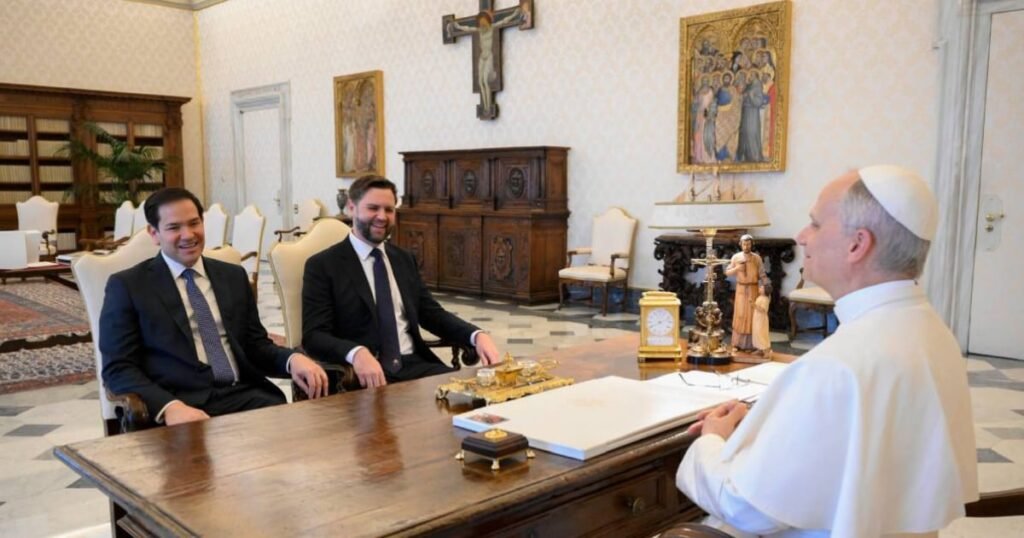 El Papa León XIV en reunión con Marco Rubio y JD Vance en el Vaticano para discutir cooperación y paz.