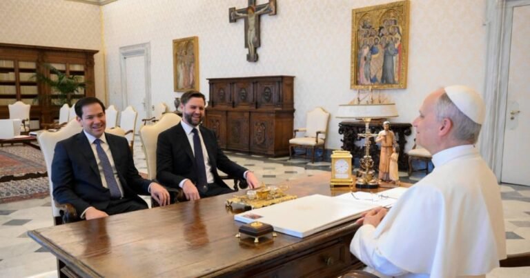 El Papa León XIV en reunión con Marco Rubio y JD Vance en el Vaticano para discutir cooperación y paz.