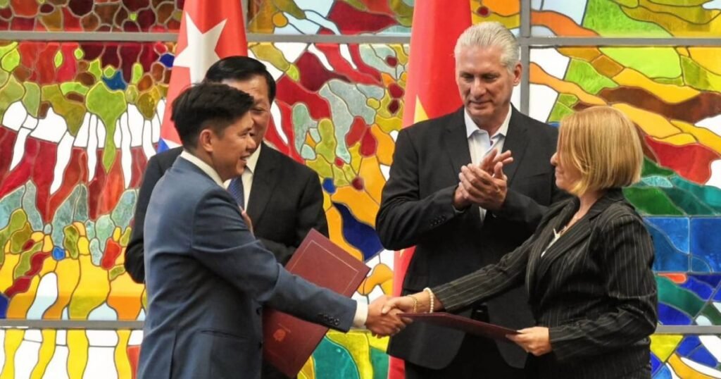 Miguel Díaz-Canel en la firma del acuerdo para la empresa mixta de medicinas entre Cuba y Vietnam.
