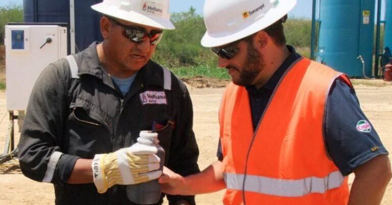 Plataforma de extracción de petróleo en Cuba, en el contexto de los hallazgos de Melbana Energy y la omisión de la prensa oficialista.