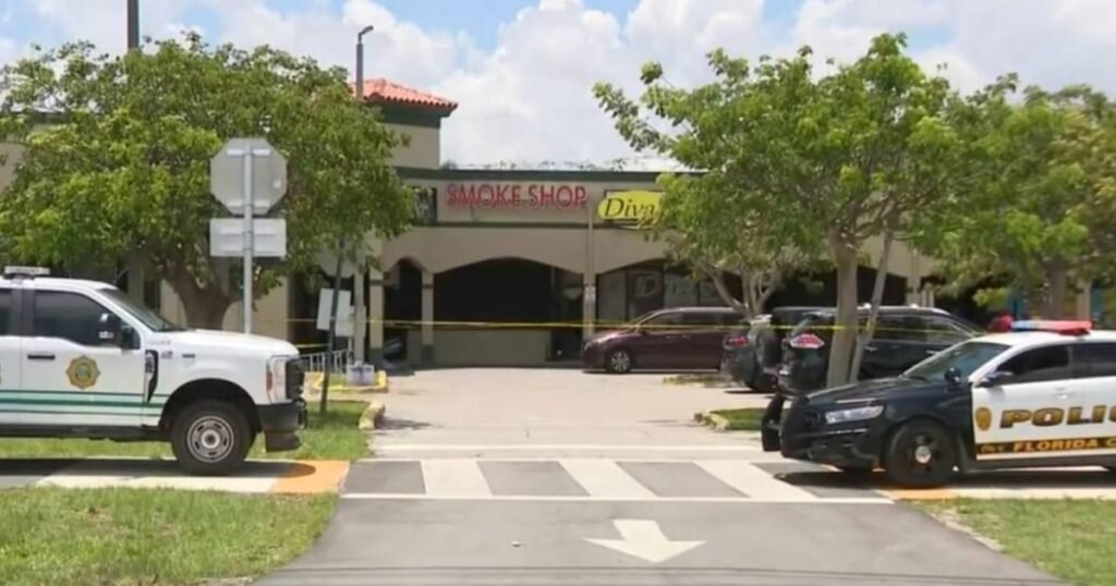 Escena de la explosión en Florida City con bomberos trabajando entre los escombros del centro comercial.