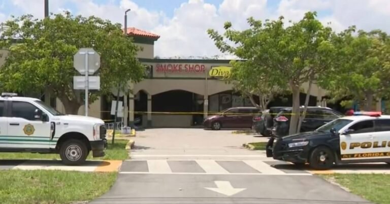 Escena de la explosión en Florida City con bomberos trabajando entre los escombros del centro comercial.