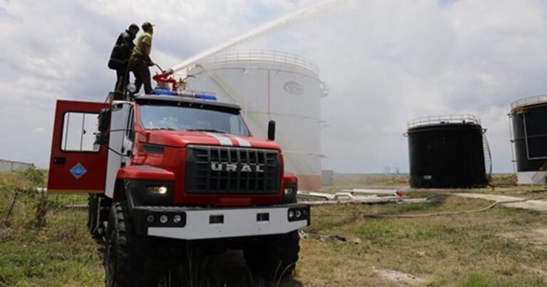 Labores de extracción de combustible en la termoeléctrica José Martí de Matanzas tras un derrame causado por años de abandono.