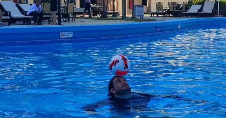 El atleta cubano Jhoen Lefont estableciendo un nuevo récord mundial de dominio de balón en la piscina del Hotel Nacional de Cuba.