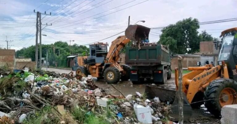 Alerta por brote de hepatitis A en Cárdenas, Matanzas, debido a agua contaminada, mostrando personal sanitario trabajando.