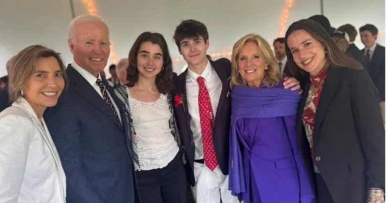El expresidente Joe Biden sonriendo junto a su familia en su primera aparición pública tras el diagnóstico de cáncer de próstata.