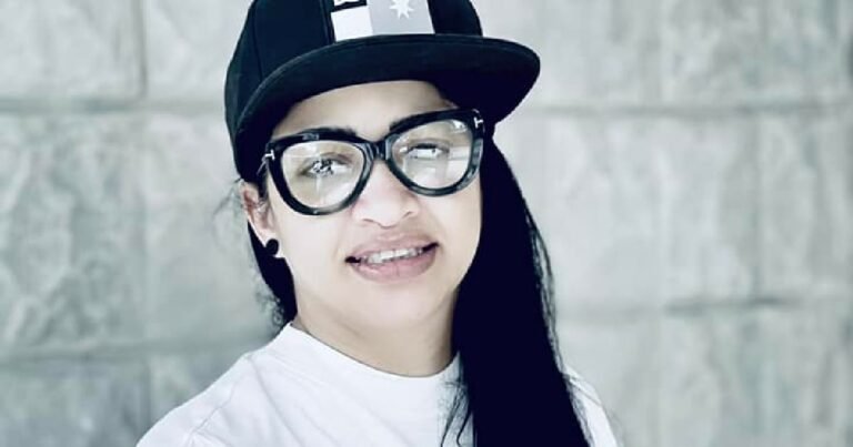 La activista cubana Yamilka Lafita (Lara Crofs) desafía al régimen resignificando sus lemas y denunciando la crisis en Cuba.