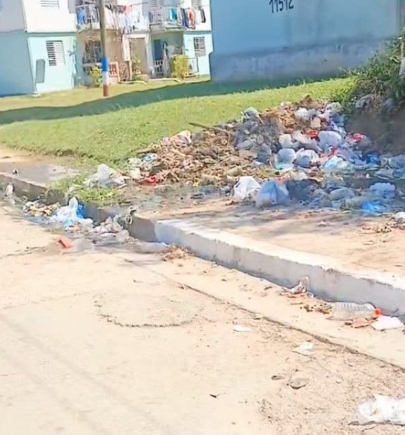 Cubana denuncia la insalubridad de las calles sucias en Matanzas, con basureros desbordados junto a una escuela.