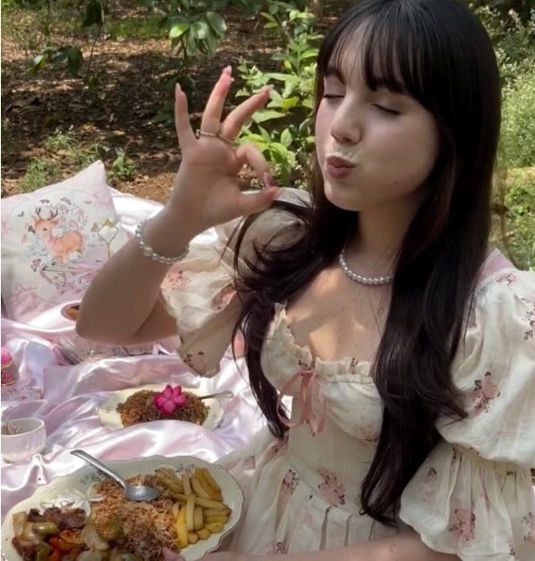 Idelis García, "la chica de las fresas", disfrutando de un picnic en La Habana, lo que generó diversos comentarios en redes sociales.