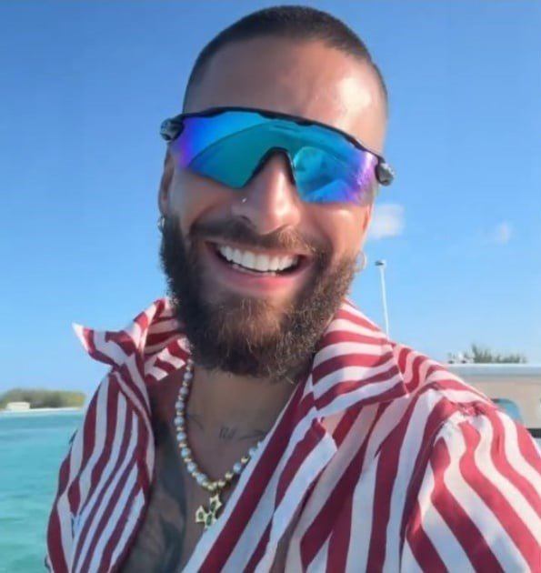 Maluma escuchando la canción "El Punto" de El Taiger en su yate durante sus vacaciones, un guiño al reparto cubano.