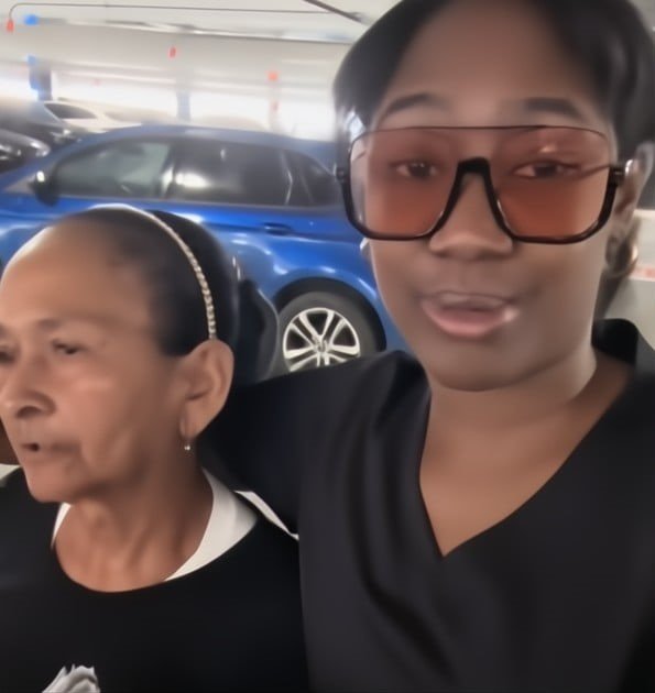 Joven cubana despide con tristeza a su abuela en un aeropuerto de EE.UU. mientras esta decide regresar a Cuba.