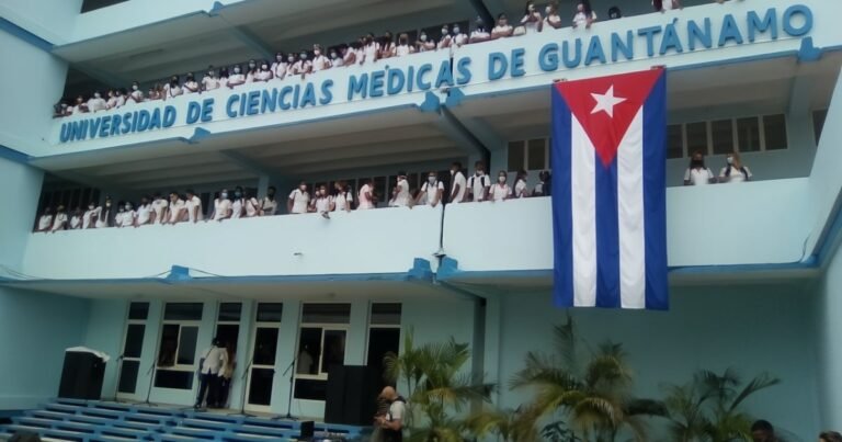 Estudiantes universitarios en Guantánamo protestando a oscuras por los continuos apagones y las precarias condiciones de vida en Cuba.
