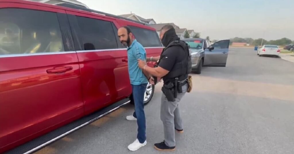 Imágenes del arresto en Texas del ciudadano cubano Luis Alba Navarro, con múltiples condenas por narcotráfico, durante un operativo de ICE.