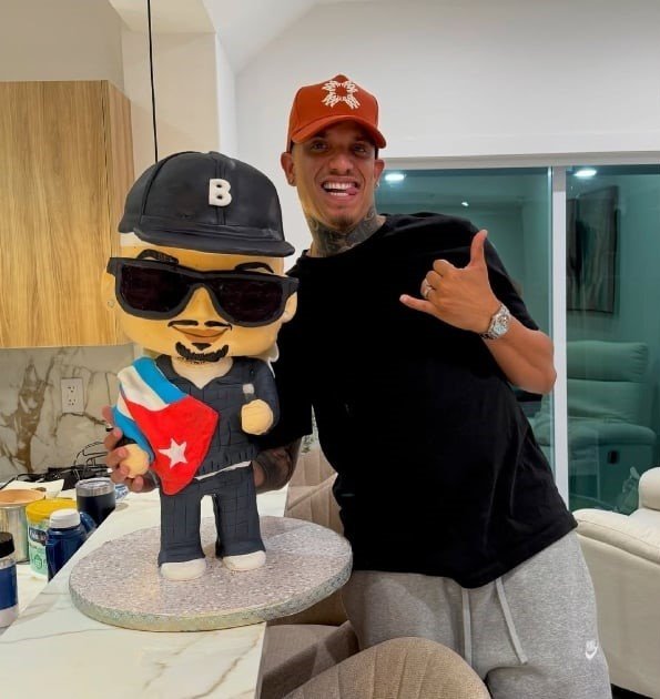 El cantante cubano Oniel Bebeshito celebrando su cumpleaños número 28 en Miami junto a su pareja Rachel Arderi y una torta personalizada.