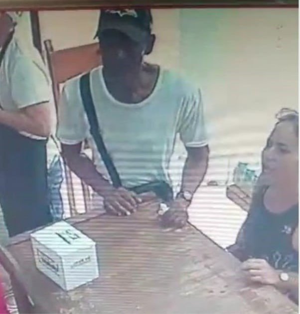 Pareja captada en video de seguridad durante el robo de un celular en la cafetería La Flaca en Centro Habana.