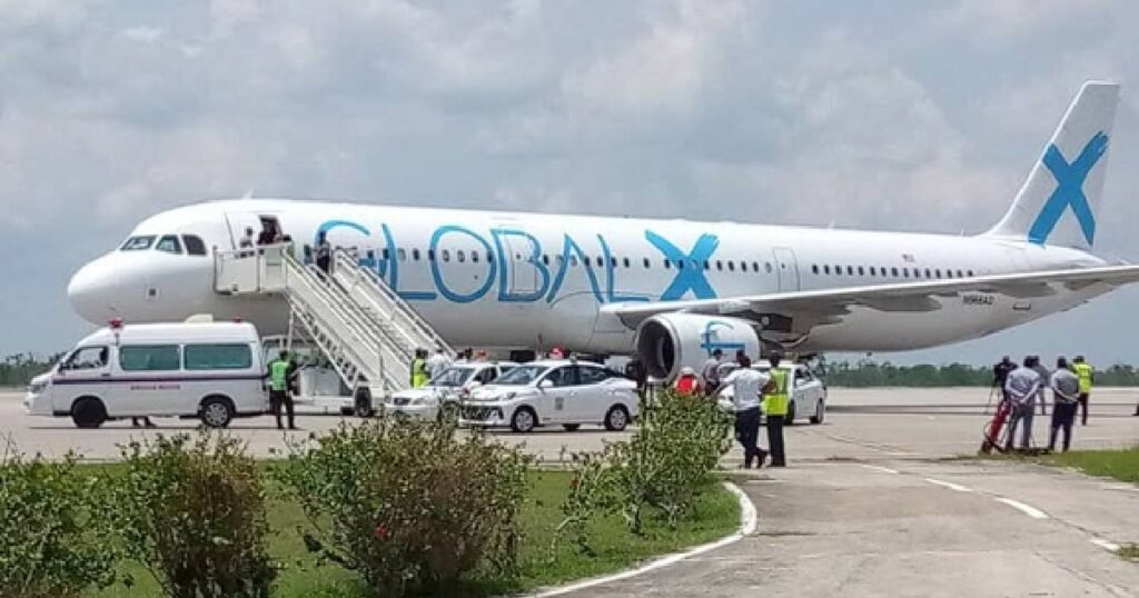 Vuelo de deportación con 130 cubanos llegando al Aeropuerto José Martí de La Habana desde Estados Unidos.