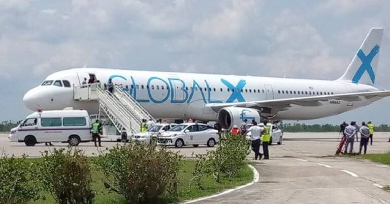Vuelo de deportación con 130 cubanos llegando al Aeropuerto José Martí de La Habana desde Estados Unidos.