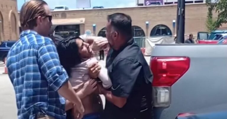 Madre inmigrante es arrestada por agentes de ICE fuera de una corte de inmigración en San Antonio, Texas, mientras suplica por sus hijos.