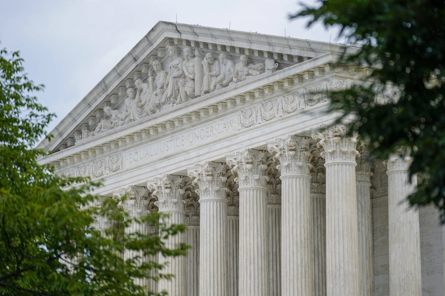 Fachada de la Corte Suprema de EEUU, donde se emitió un fallo sobre la Ley de Enemigos Extranjeros y la deportación de venezolanos.