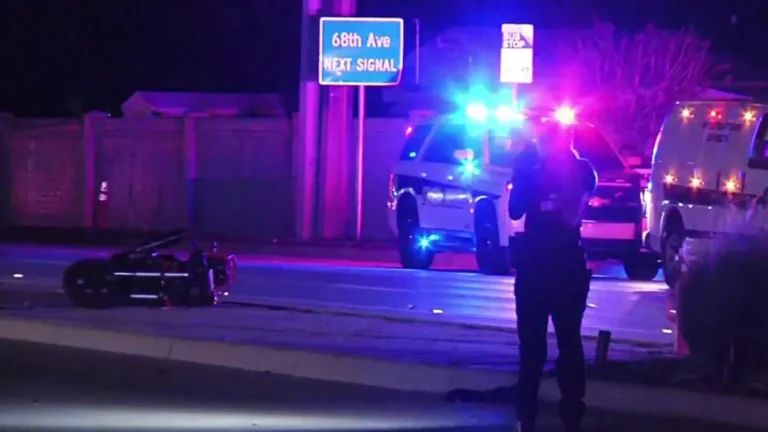 Escena del trágico accidente en Hollywood donde un motociclista murió y un auto se incendió en la intersección de Sheridan y la Avenida 66.