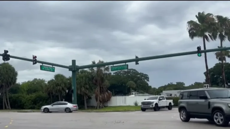 Adolescente recibe atención médica tras sufrir un accidente en bicicleta eléctrica en Palm Beach Gardens.