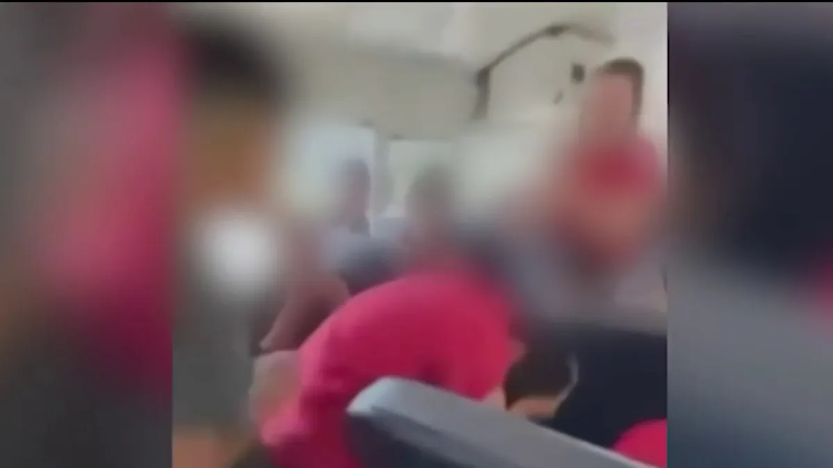 Interior de un autobús escolar, donde ocurrió la agresión a un estudiante inmigrante en Broward.