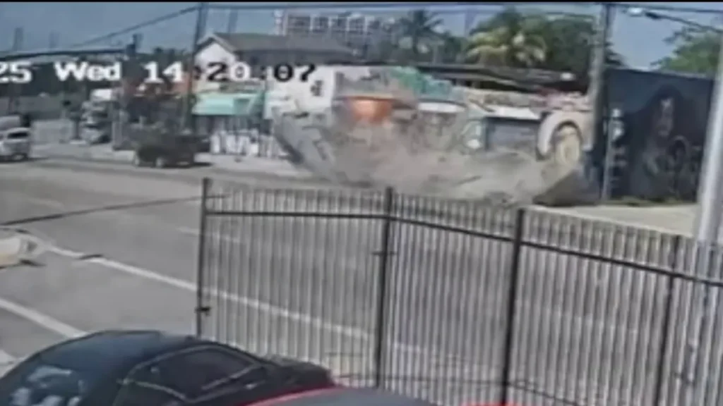 Vista del colapso del edificio en Miami en la NW 7th Avenue, con escombros en la calle y personal de emergencia.