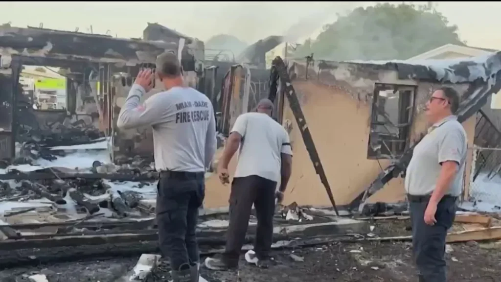 Restos de la casa incendiada tras el homicidio-suicidio en Miami Gardens donde falleció una pareja.