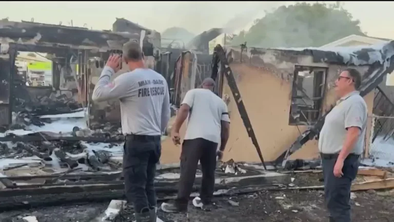 Restos de la casa incendiada tras el homicidio-suicidio en Miami Gardens donde falleció una pareja.