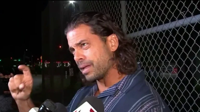 El actor cubano Pedro Moreno saliendo del centro de detención tras su arresto en Miami por una disputa doméstica.