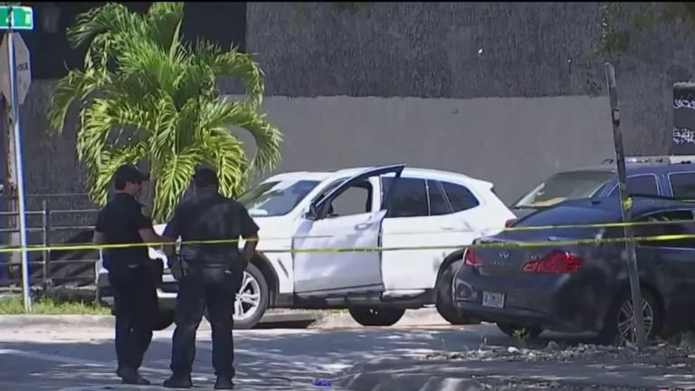 Escena de un tiroteo en un vecindario de Miami, con presencia policial investigando el incidente alertado por ShotSpotter.