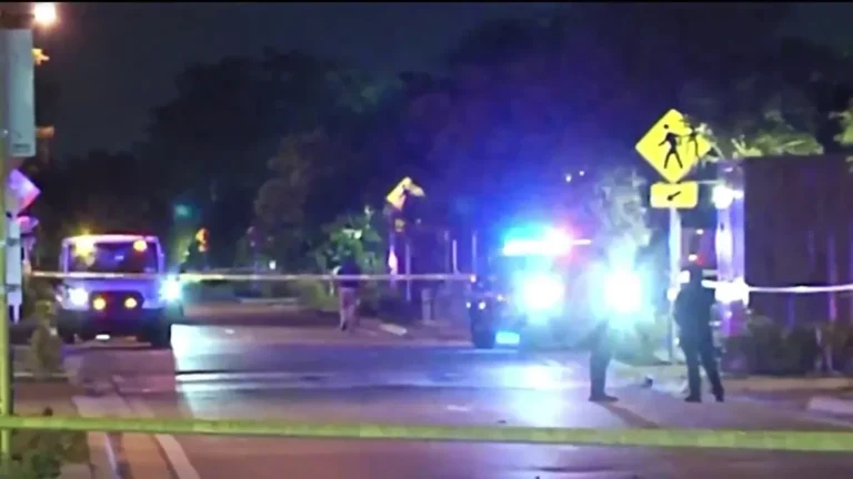 Escena del tiroteo en Lauderhill donde una mujer fue asesinada y otra resultó herida, con presencia policial.