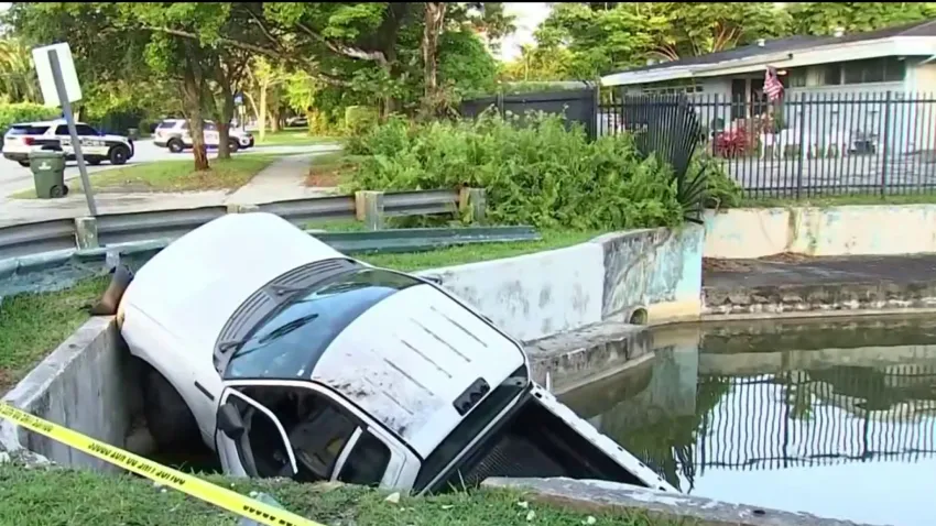 Camioneta pick-up siendo rescatada de un canal en Miami-Dade tras un accidente vehicular múltiple.