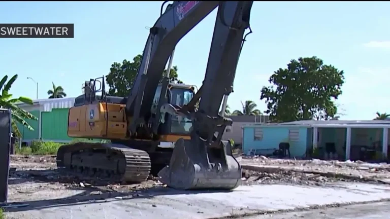 Familias del parque de casas móviles Li'l Abner en Sweetwater resistiendo el desalojo mientras avanzan las demoliciones.