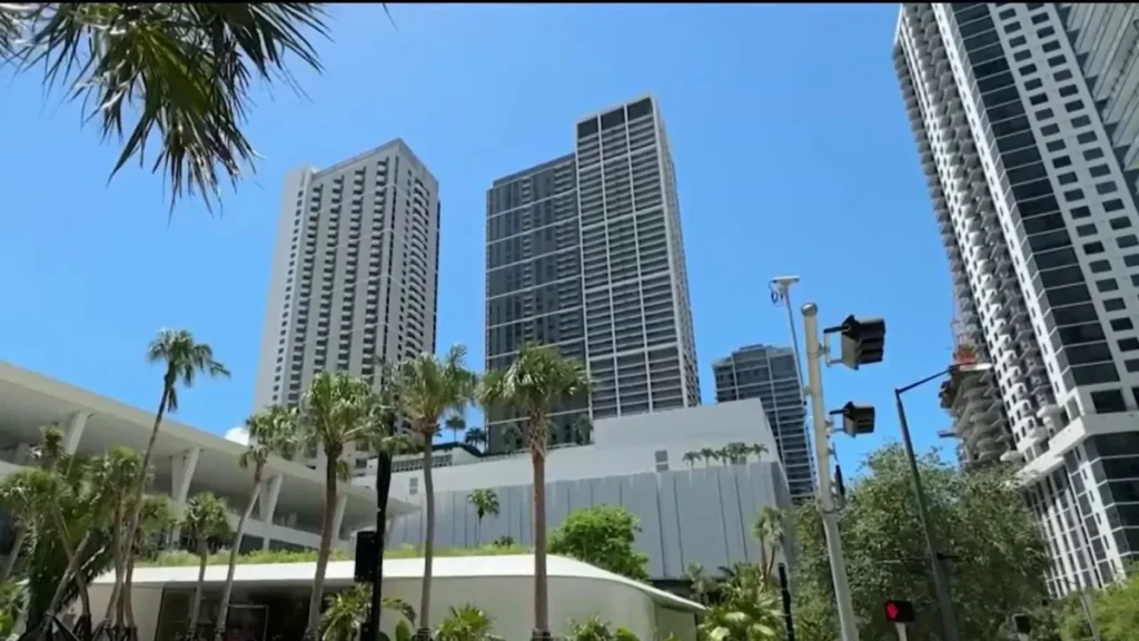 Impresionante vista del complejo Miami Worldcenter en el Downtown de Miami, listo para su gran inauguración.