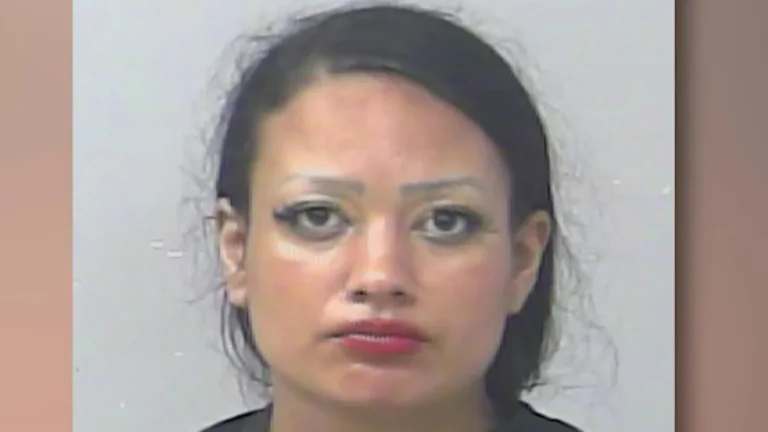 Jennifer Benítez, conductora de Uber, arrestada en Hollywood por presuntamente amenazar a pasajeras con un arma.