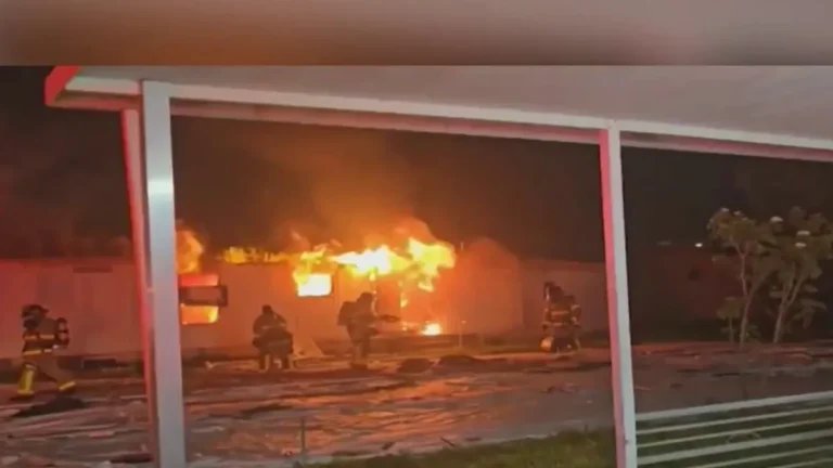 Bomberos trabajando para extinguir un incendio en una casa móvil del parque Li'l Abner en Sweetwater.