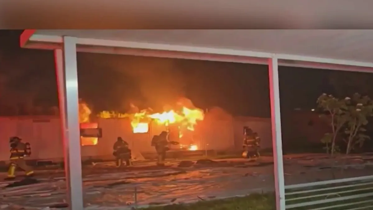 Bomberos trabajando para extinguir un incendio en una casa móvil del parque Li'l Abner en Sweetwater.