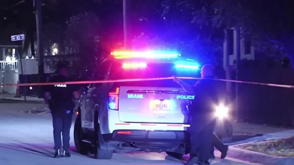 Escena del crimen en La Pequeña Habana donde un hombre fue baleado tras confrontar a sujetos que irrumpieron en su auto.