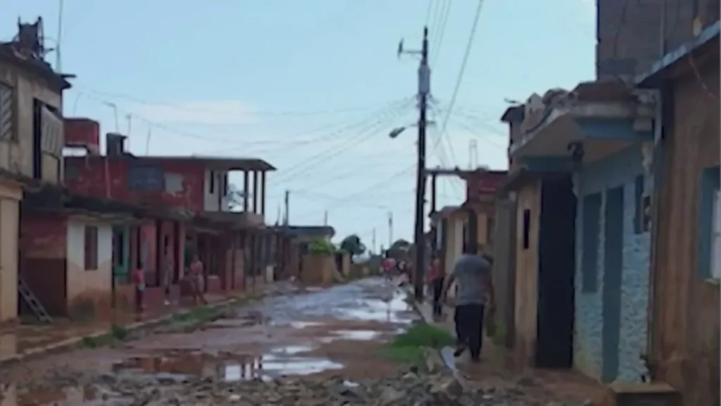 Cubanos protestando en las calles del oriente de Cuba por los continuos apagones, el hambre y la rabia acumulada.