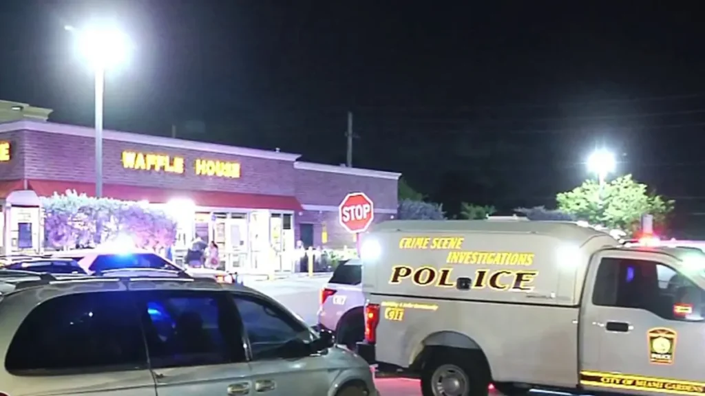 Investigación policial en curso tras reportes de disparos en un Waffle House de Miami Gardens.