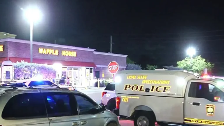 Investigación policial en curso tras reportes de disparos en un Waffle House de Miami Gardens.