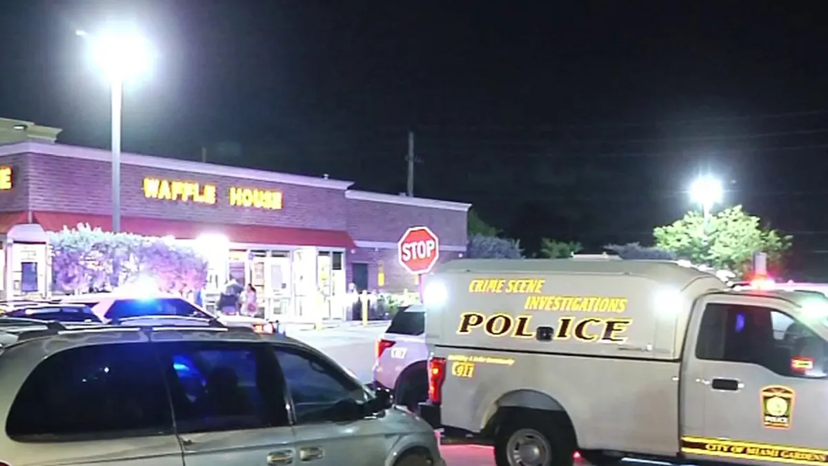 Investigación policial en curso tras reportes de disparos en un Waffle House de Miami Gardens.
