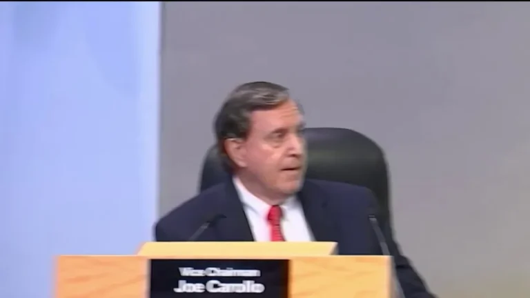 Ciudadanos participando en la votación anticipada en Miami para la elección especial del comisionado del Distrito 4, en un clima de tensión política.
