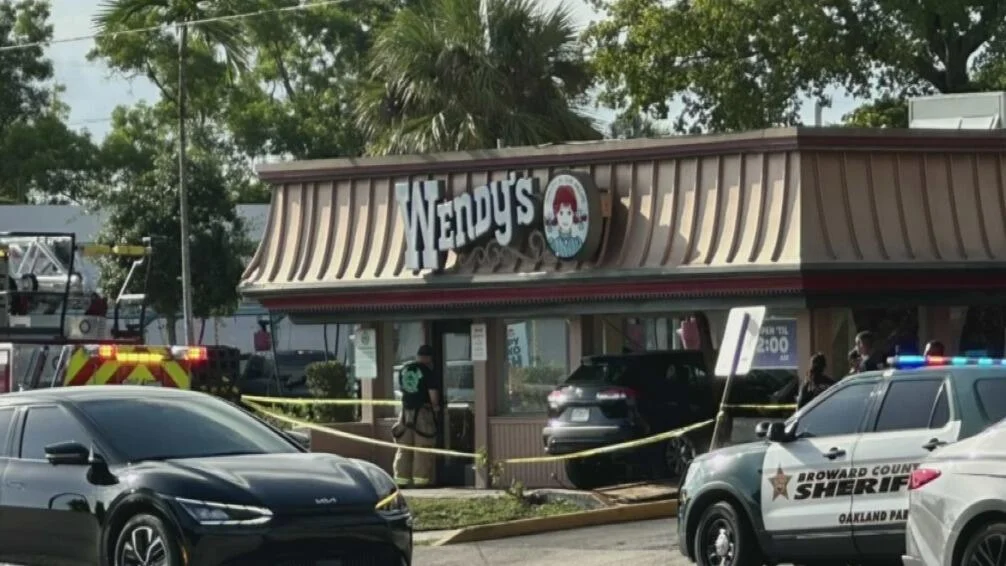 Vehículo impactado contra el restaurante Wendy's en Oakland Park después de que un empleado lo chocara.