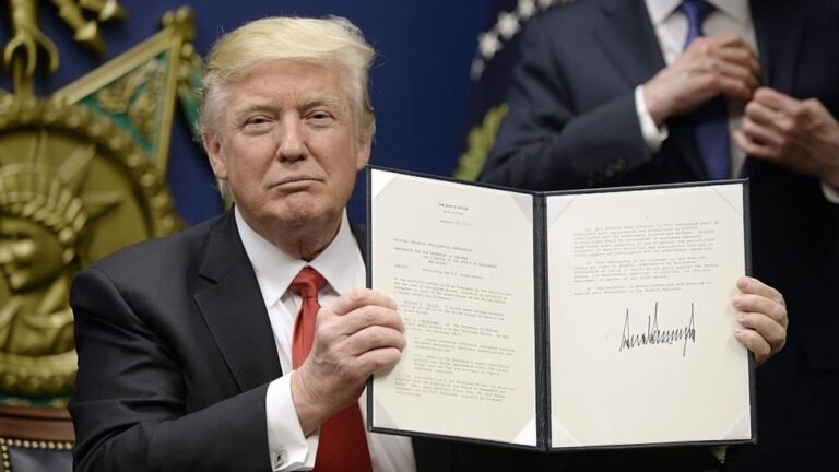 Donald Trump firmando la nueva orden ejecutiva sobre migración irregular y el "Proyecto de Regreso a Casa".