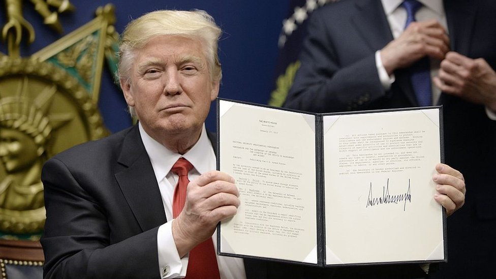 Donald Trump firmando la nueva orden ejecutiva sobre migración irregular y el "Proyecto de Regreso a Casa".