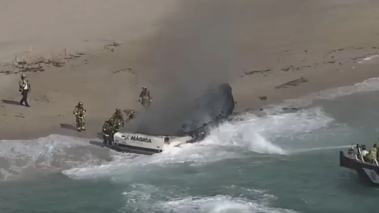 Bomberos combatiendo un gran incendio que consumió una embarcación en la playa de Fort Lauderdale.